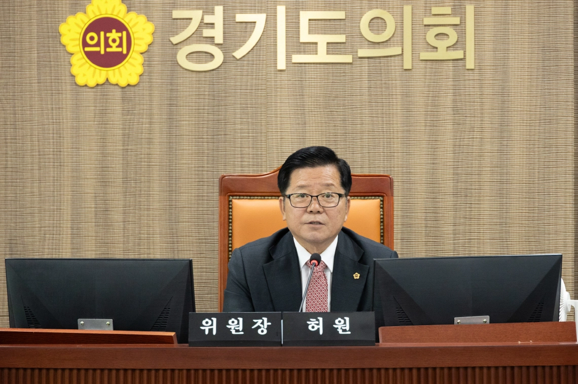 허원 위원장이 12일 열린 2025년 경기도 교통국 행정사무감사에서 피감기관을 상대로 질의하고 있다.(사진=경기도의회)