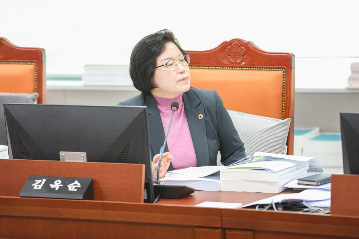 김옥순 의원이 13일 기후환경에너지국 대상으로 실시한 2025년도 행정사무감사에서 피감기관을 상대로 질의하고 있다.(사진=경기도의회)