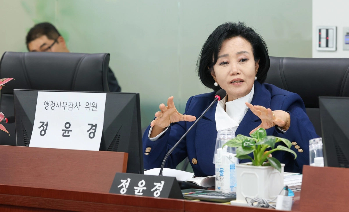 정윤경 부의장이 경기도 농수산생명과학국 대상 2025년도 행정사무감사에서 피감기관을 상대로 질의하고 있다.(사진=경기도의회)