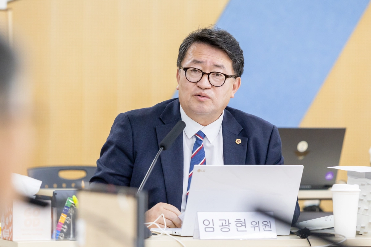 임광현 의원이 12일 경기도교육복지종합센터, 경기도교육청남·북부유아체혐교육원 등을 대상으로 실시한 2025년 행정사무감사에서 피감기관을 상대로 질의하고 있다.(사진=경기도의회)