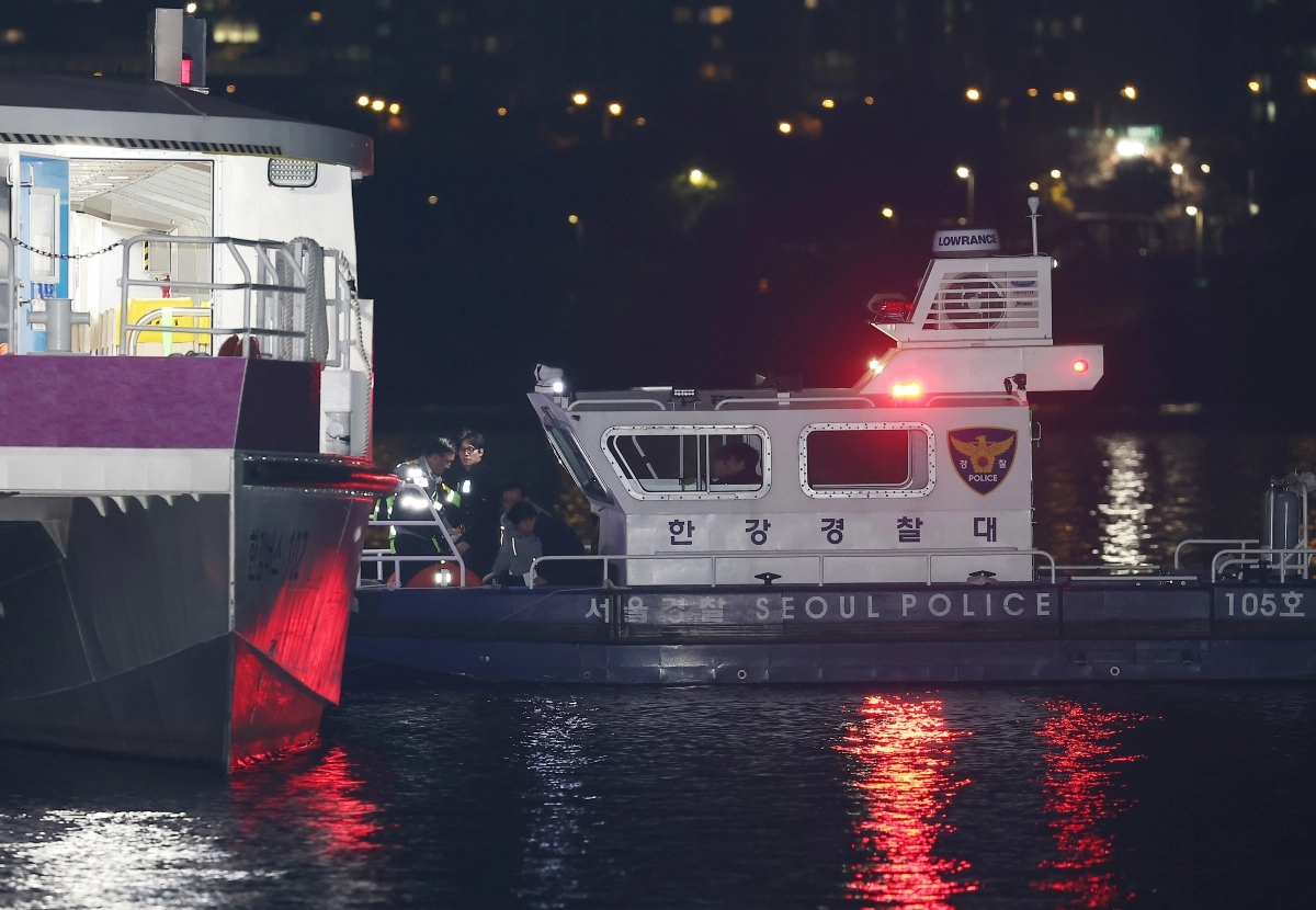 한강버스에 접안한 한강경찰대 선박