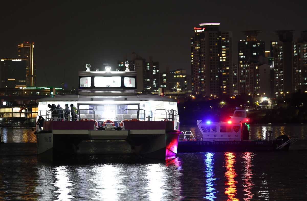 한강버스에 접안한 한강경찰대 선박