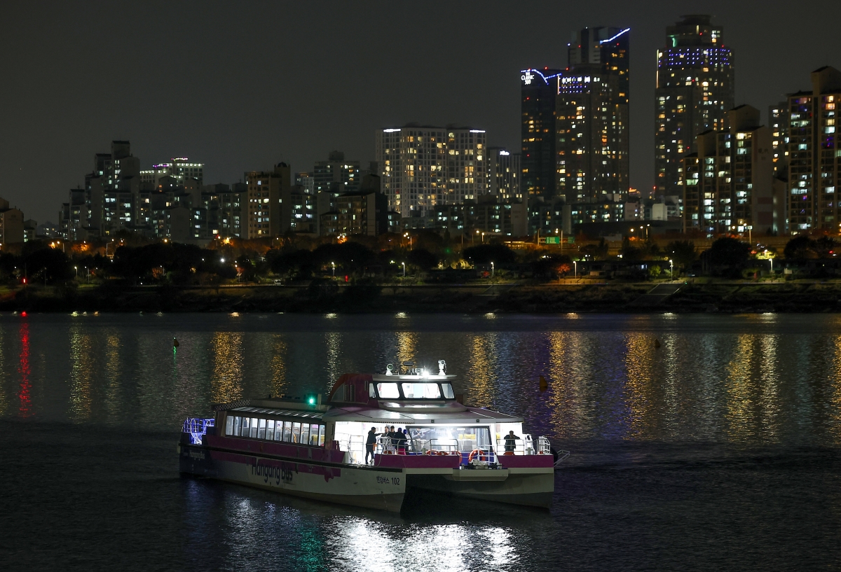 잠실선착장 인근에 멈춰선 한강버스