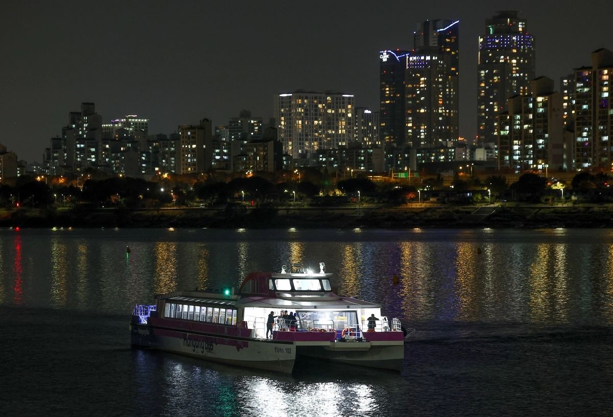 잠실선착장 인근에 멈춰선 한강버스