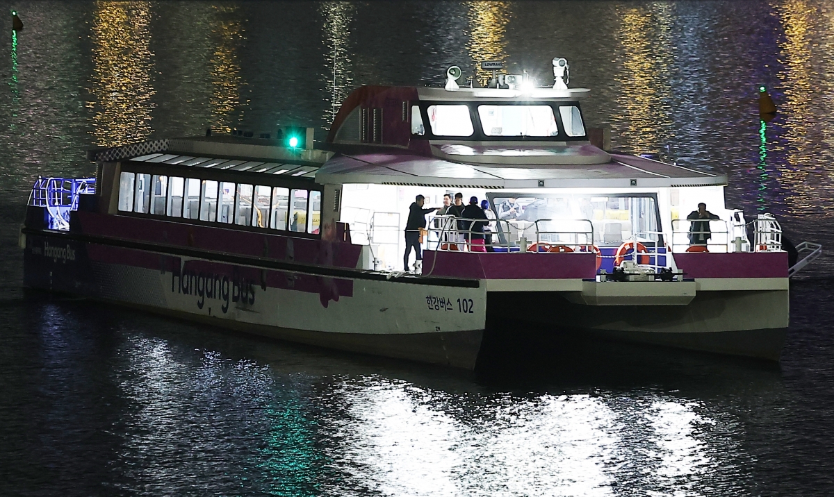 잠실선착장 인근에 멈춰선 한강버스