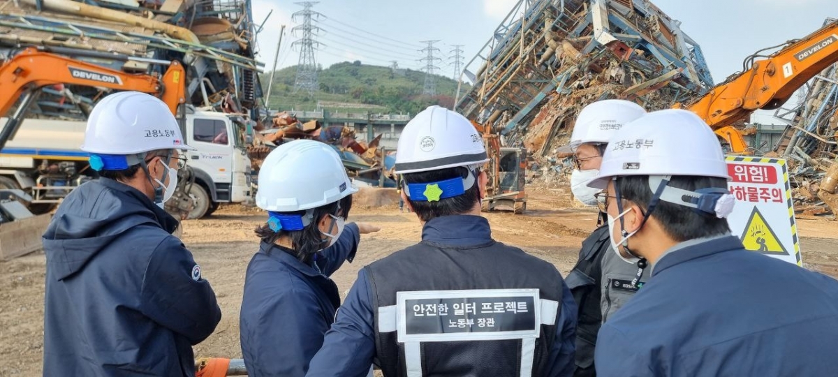 울산화력발전소 보일러 타워 붕괴 사고 9일째인 지난 14일 김영훈 고용노동부 장관 등 고용부 관계자들이 사고 현장과 구조 상황 등을 살펴보고 있다. 2025.11.16. 울산소방본부 제공