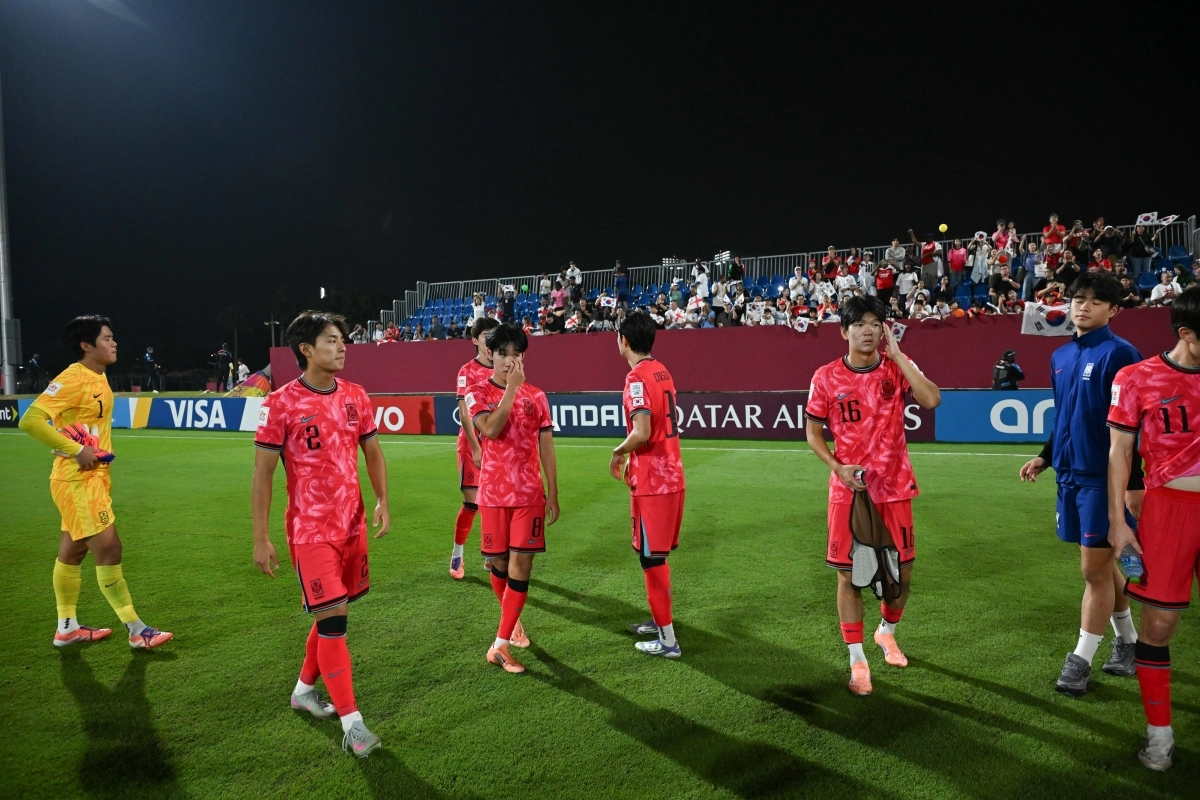 한국 17세 이하 축구 국가대표팀 선수들이 15일(한국시간) 카타르 도하의 어스파이어존에서 열린 2025 국제축구연맹(FIFA) U17 월드컵 32강 잉글랜드와의 경기에서 0-2로 패한 뒤 아쉬워하고 있다. 대한축구협회 제공