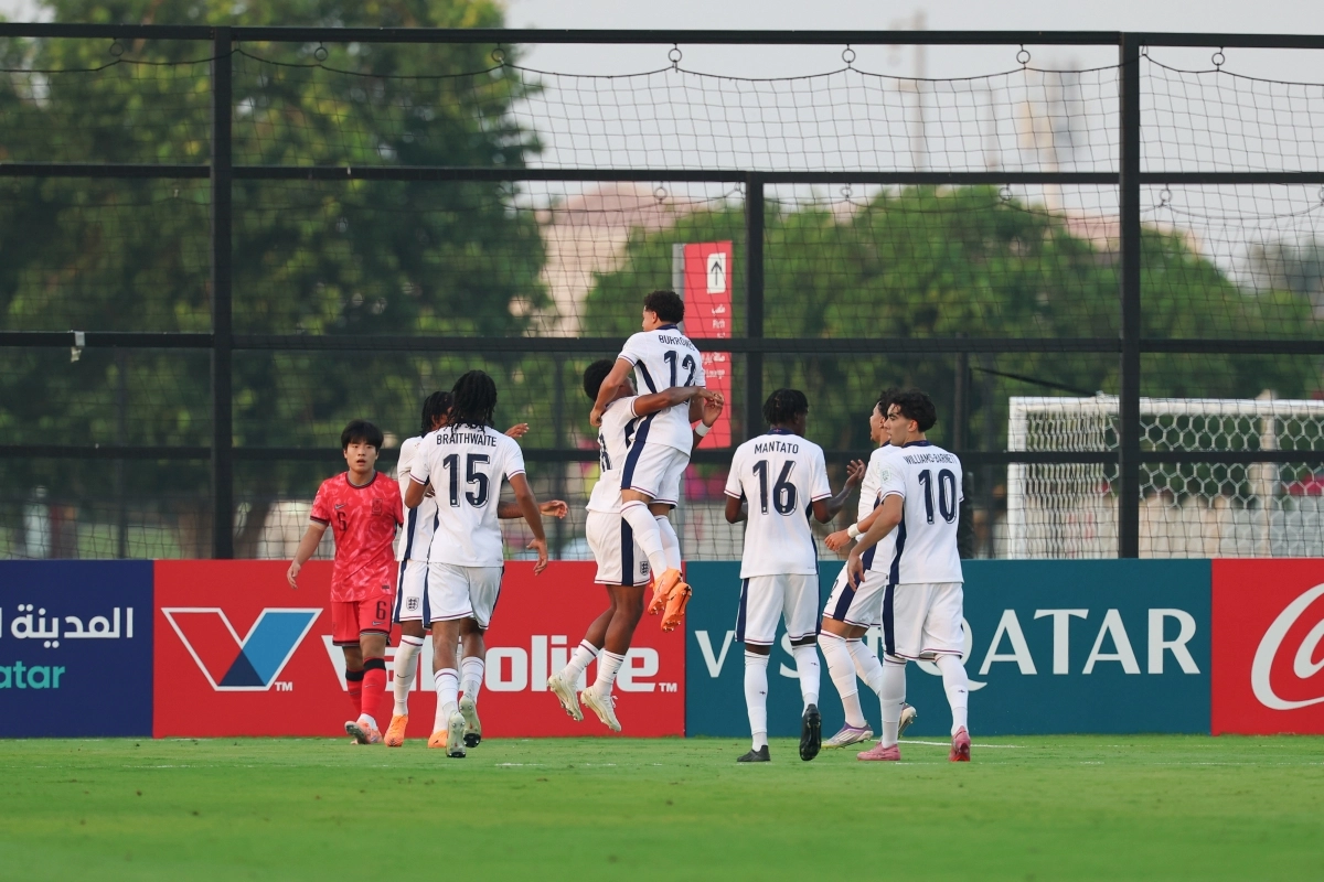 잉글랜드 17세 이하 축구 국가대표팀 선수들이 15일(한국시간) 카타르 도하의 어스파이어존에서 열린 2025 국제축구연맹(FIFA) U17 월드컵 32강 한국과의 경기에서 득점한 뒤 기뻐하고 있다. 대한축구협회 제공