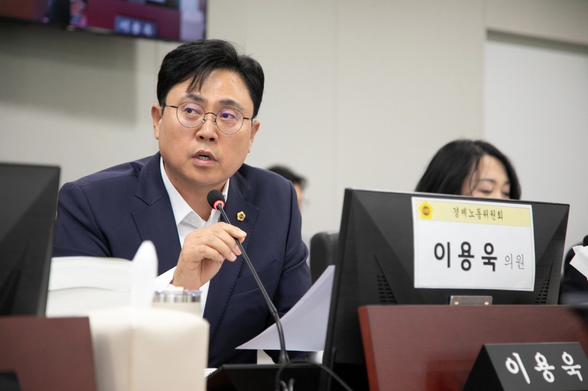 이용욱 의원이 13일 경기경제자유구역청을 대상으로 한 경기도의회 행정사무감사에서 피감기관을 상대로 질의하고 있다.(사진=경기도의회)