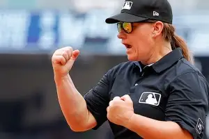 “땅에 맞았다니까!”…한일전 ‘역대급 오심’ 얼룩 남긴 美심판 정체