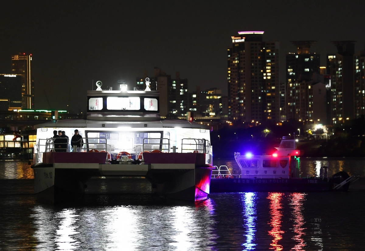 15일 서울 한강버스가 서울 송파구 잠실선착장 인근 강바닥에 걸려 멈춰 있다. 배에 탑승해 있던 승객 80여명은 소방 당국과 서울경찰청 한강경찰대가 출동해 구조됐다. 2025.11.15 연합뉴스