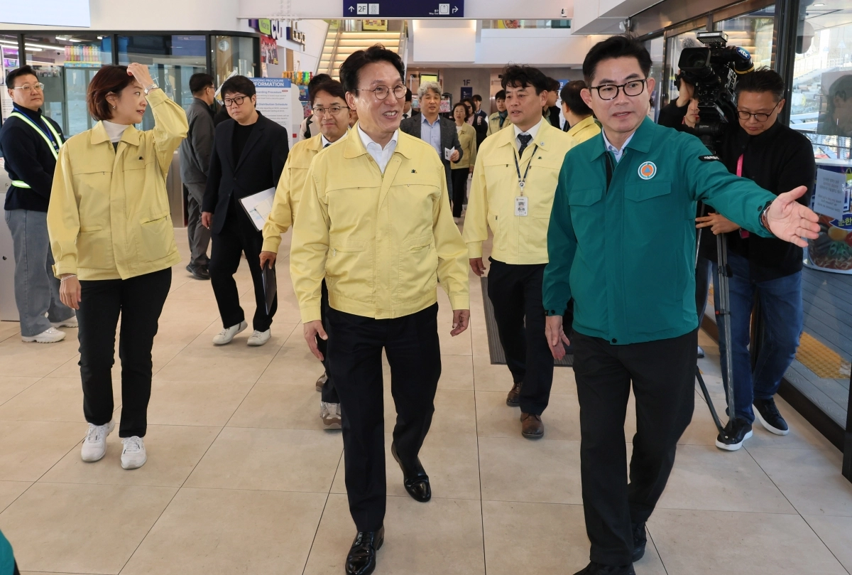김민석 국무총리가 14일 서울 광진구 한강버스 뚝섬 선착장을 찾아 보고받기 위해 이동하고 있다. 2025.11.14 연합뉴스