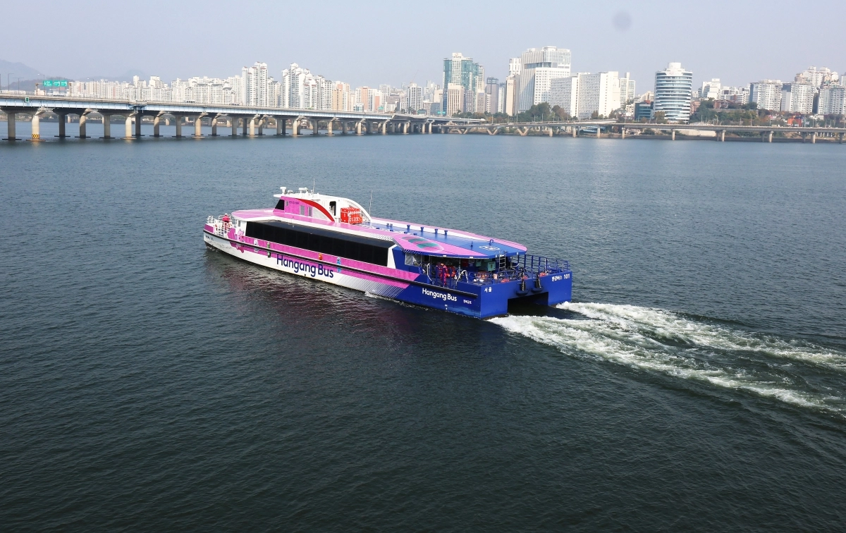 서울시는 한강버스가 운항을 재개한 지 닷새 만에 누적 탑승객 1만명을 넘겼다고 밝혔다. 6일 서울 여의도 선착장에서 마곡행 한강버스가 출발하고 있다. 2025.11.6 연합뉴스