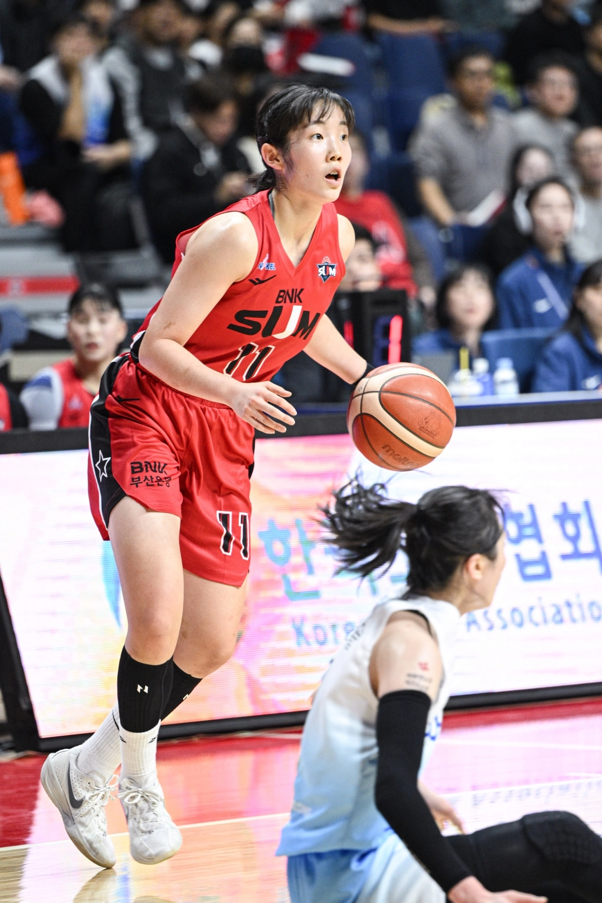 부산 BNK 김정은이 16일 부산 사직체육관에서 열린 2025~26 여자프로농구 정규시즌 개막전 인천 신한은행과의 홈 경기에서 드리블하고 있다. WKBL 제공