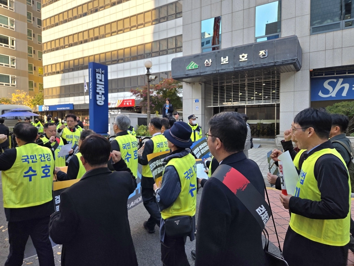 김택우 대한의사협회 회장을 비롯한 의사들이 16일 국회 앞에서 ‘국민건강수호 및 의료악법 저지를 위한 전국 의사 대표자 궐기대회’를 열고 더불어민주당 당사 앞을 지나고 있다. 대한의사협회 제공