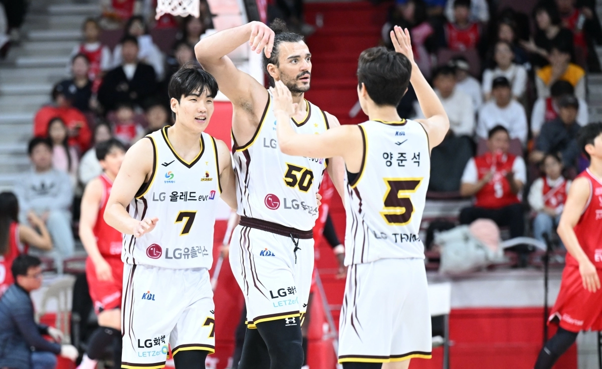 창원 LG 아셈 마레이가 16일 안양 정관장아레나에서 열린 2025~26 프로농구 정규시즌 안양 정관장과의 원정 경기에서 득점한 뒤 기뻐하고 있다. KBL 제공