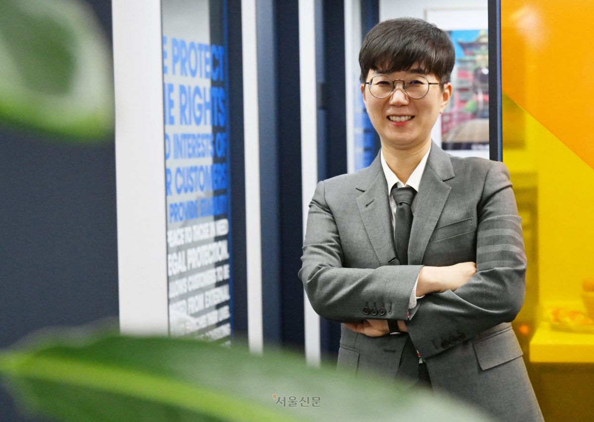 이지훈 변호사가 16일 서울 구로구 신도림동에 위치한 자신의 사무실에서 인터뷰 전 포즈를 취하고 있다. 이 변호사는 “이혼을 해도 사회적으로 영향력 있는 사람으로 살 수 있다는 걸 보여 주고 싶은 마음에 내 이혼 사실도 공개했다. 이혼은 결핍이 아니다”라고 강조했다.  안주영 전문기자