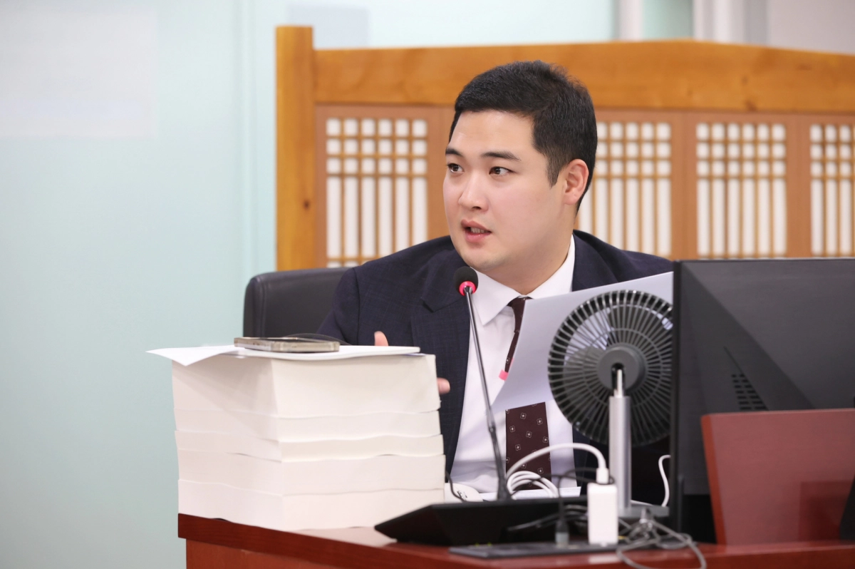 최민 의원이 12일 경기도주식회사·경기도시장상권진흥원(이하 경상원) 행정사무감사에서 피감기관을 상대로 질의하고 있다.(사진=경기도의회)