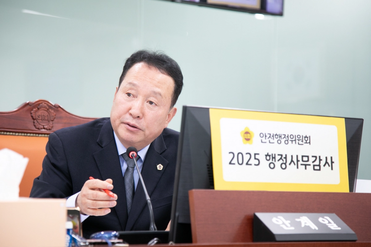 안계일 의원이 13일 2025년 행정사무감사에서 피감기관을 상대로 질의하고 있다.(사진=경기도의회)