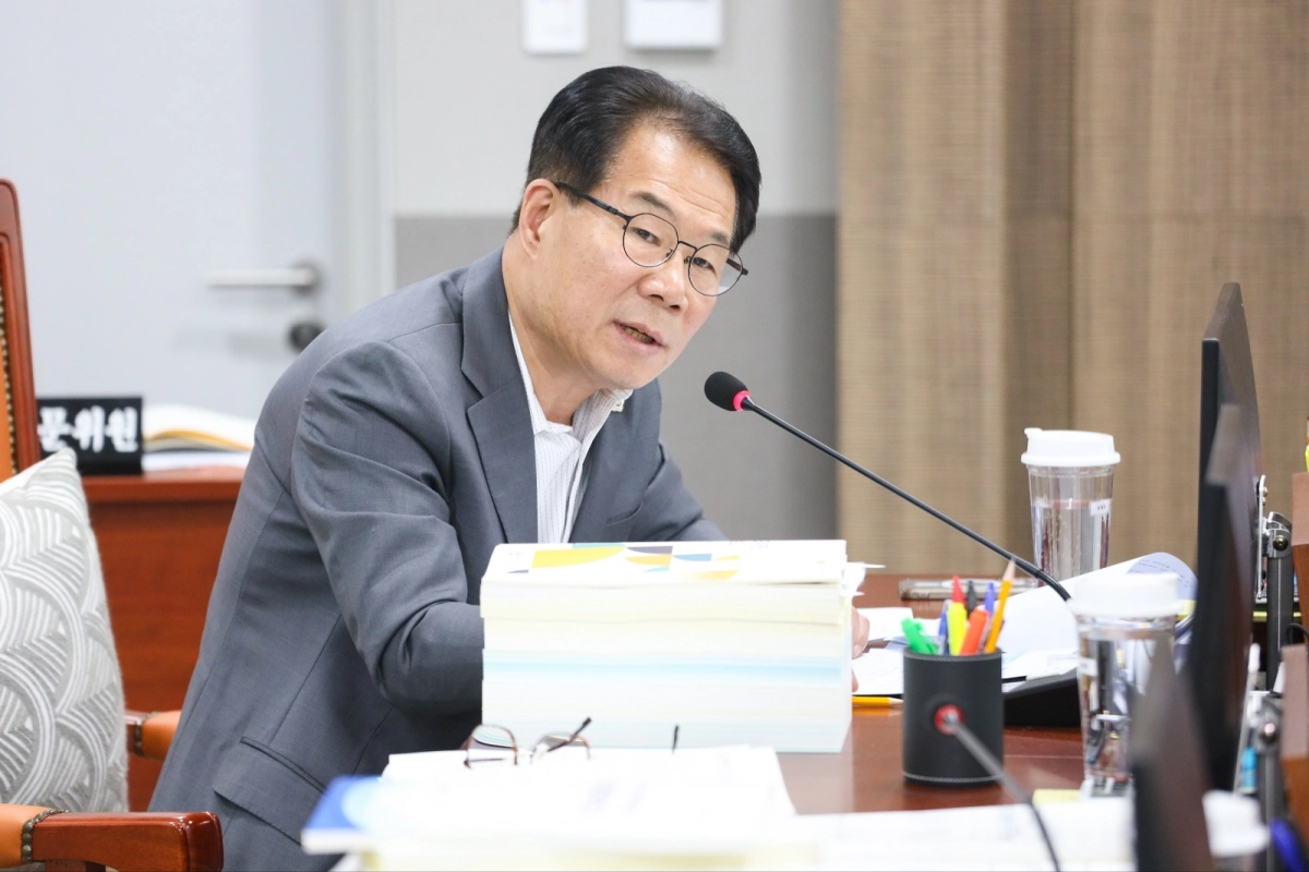 유영두 의원이 14일 실시된 행정사무감사에서 피감기관을 상대로 질의하고 있다.(사진=경기도의회)