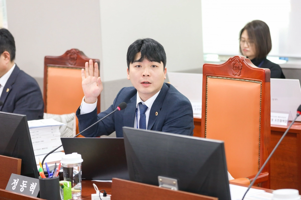 정동혁 의원이 14일 열린 2025년도 경기관광공사 행정사무감사에서 피감기관을 상대로 질의하고 있다.(사진=경기도의회)