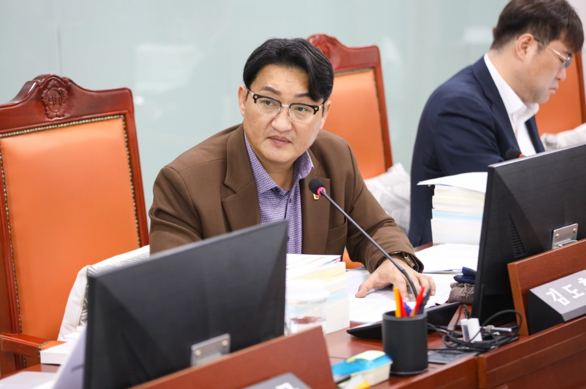 김도훈 의원이 14일 열린 경기관광공사, 한국도자재단 대상 행정사무감사에서 피감기관을 상대로 질의하고 있다.(사진=경기도의회)