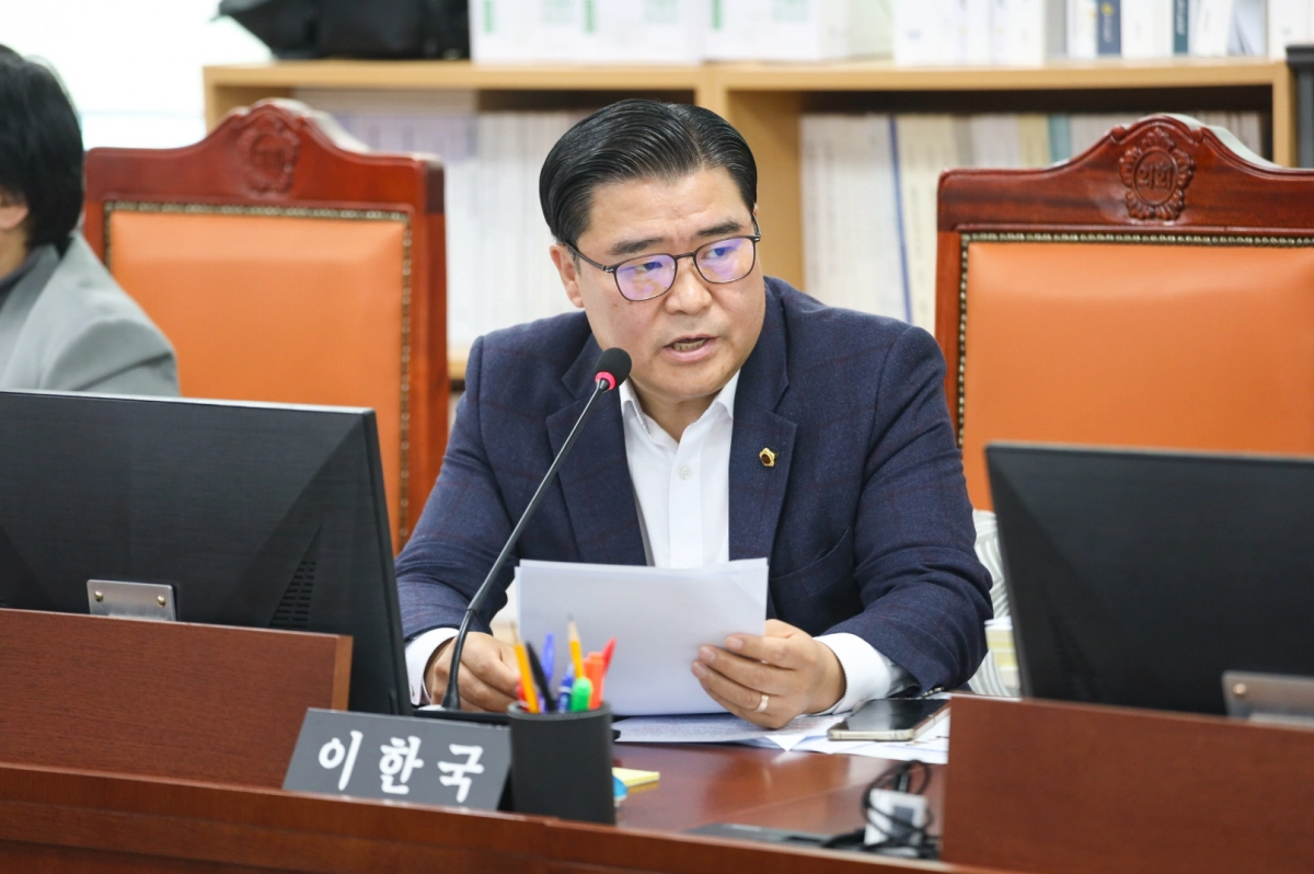 이한국 의원이 14일 진행된 경기관광공사ㆍ한국도자재단 행정사무감사에서 피감기관을 상대로 질의하고 있다.(사진=경기도의회)