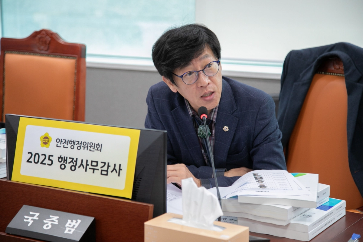 국중범 의원이 14일 경기도 안전관리실을 대상으로 한 행정사무감사에서 피감기관을 상대로 질의하고 있다.(사진=경기도의회)