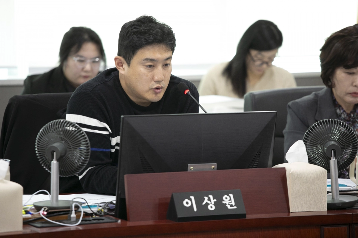 이상원 의원이 경제실 소관 행정사무감사에서 피감기관을 상대로 질의하고 있다.(사진=경기도의회)