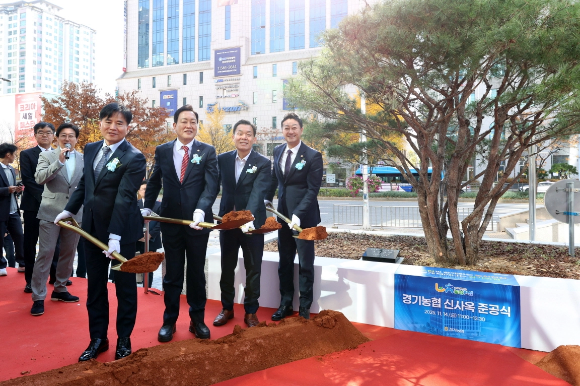 김진경 의장을 비롯한 주요 인사들이 신사옥 준공을 기념해 식수 행사를 하고 있다.(사진=경기도의회)