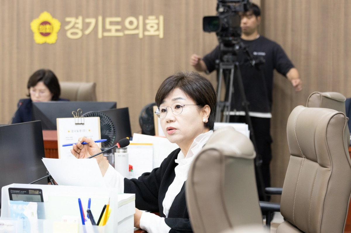 황진희 의원이 14일 열린 경기도의회 제387회 정례회 교육행정위원회 행정사무감사에서 피감기관을 상대로 질의하고 있다.(사진=경기도의회)