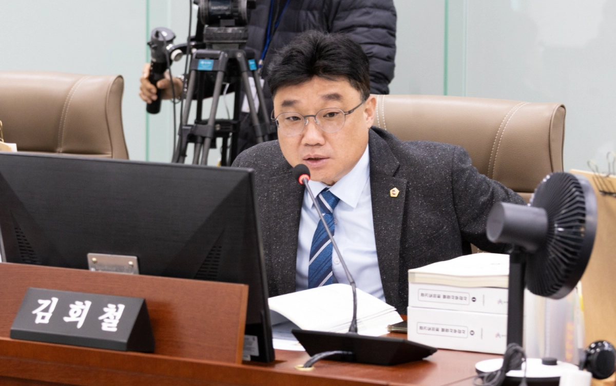 김회철 의원이 14일 제387회 정례회 교육행정위원회 경기도교육청 행정국 대상 행정사무감사에서 피감기관을 상대로 질의하고 있다.(사진=경기도의회)