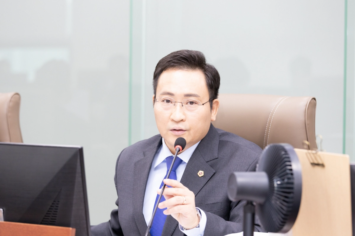 변재석 의원이14일 열린 경기도의회 제387회 정례회 교육행정위원회 행정사무감사에서 피감기관을 상대로 질의하고 있다.(사진=경기도의회)