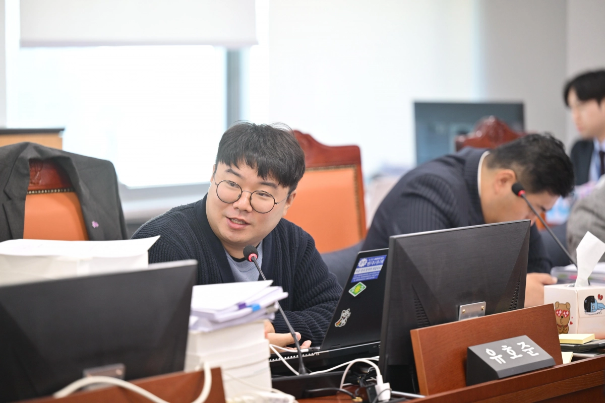 유호준 의원이 14일 경기도의회 여성가족평생교육위원회의 종합감사에서 피감기관을 상대로 질의하고 있다.(사진=경기도의회)
