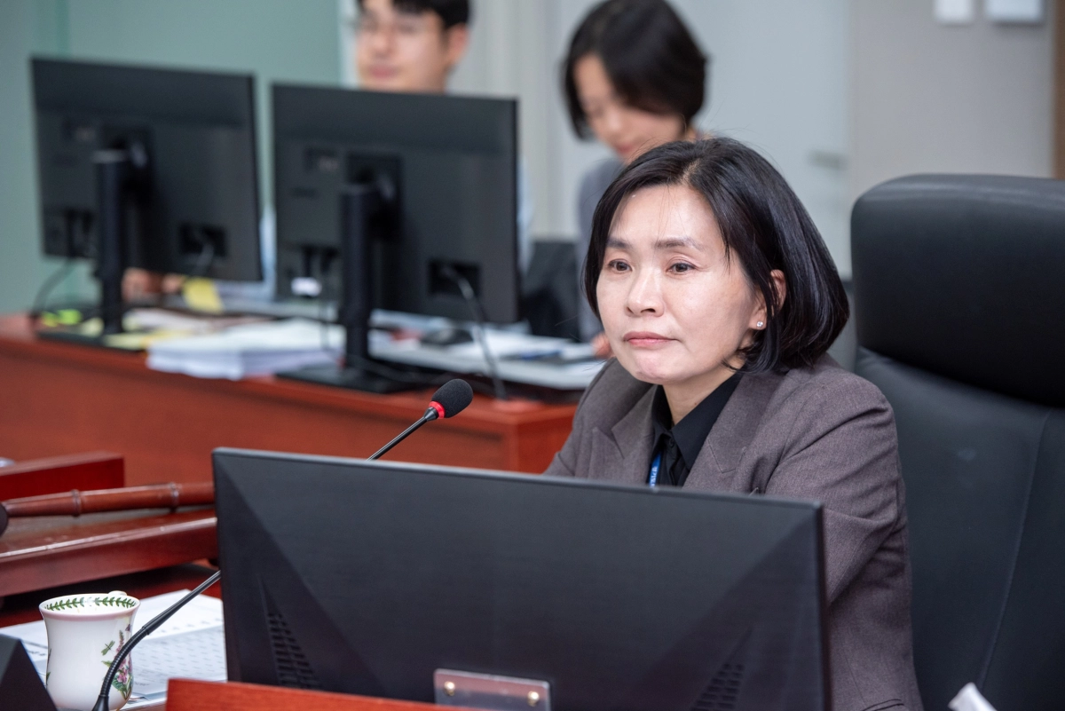 황세주 의원이 13일 열린 경기도의회 보건복지위원회 종합 행정사무감사에서 피감기관을 상대로 질의하고 있다.(사진=경기도의회)