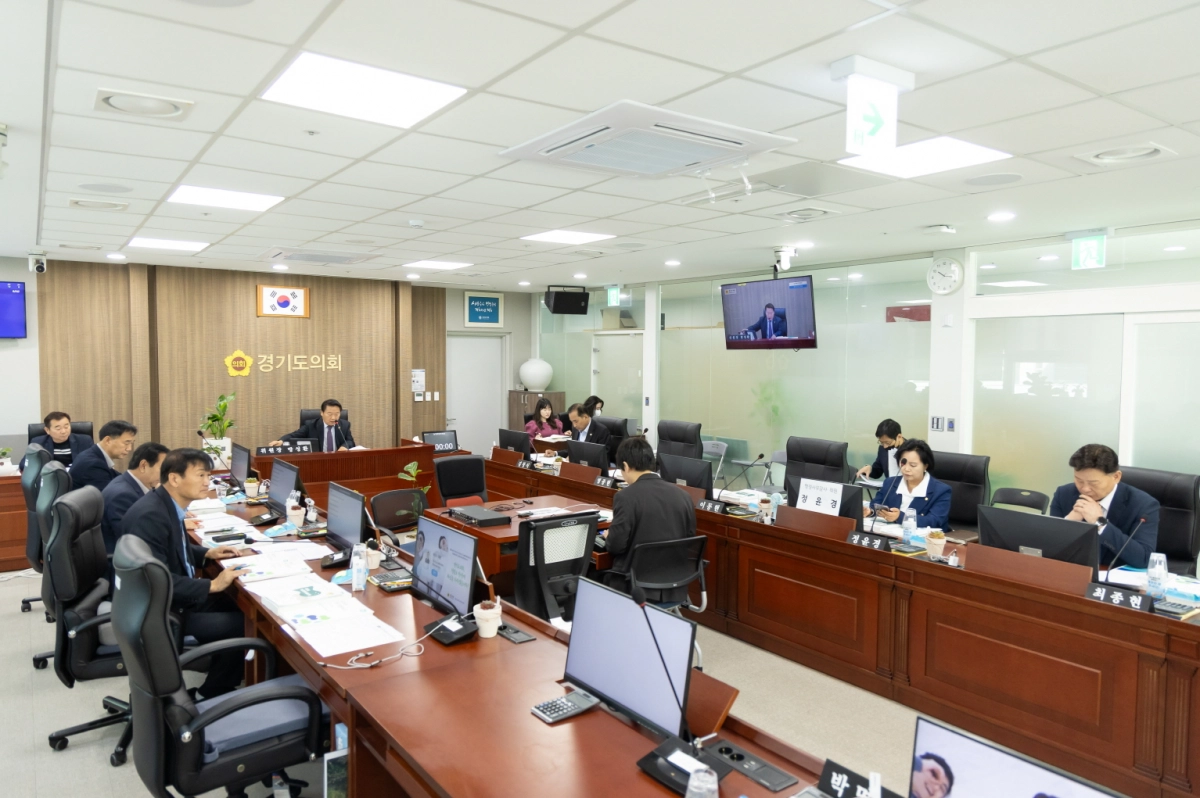 농정해양위원회가 14일 경기도농업기술원과 종자관리소를 대상으로 2025년도 행정사무감사를 진행하고 있다.(사진=경기도의회)