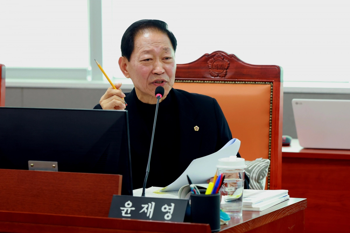 윤재영 의원이 14일 실시된 경기관광공사 2025년도 행정사무감사에서 피감기관을 상대로 질의하고 있다.(사진=경기도의회)