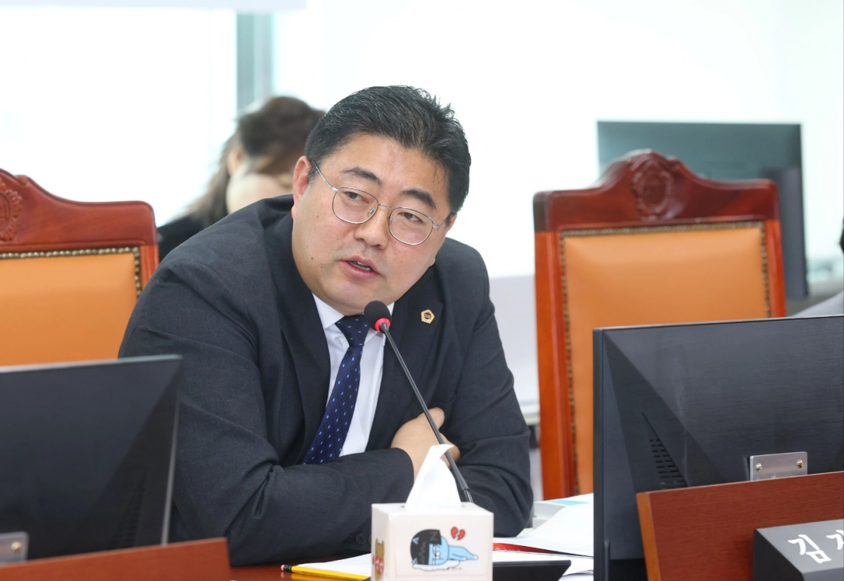 김진명 의원이 13일 여성가족평생교육위원회 소관 이민사회국 행정사무감사에서 피감기관을 상대로 질의하고 있다.(사진=경기도의회)