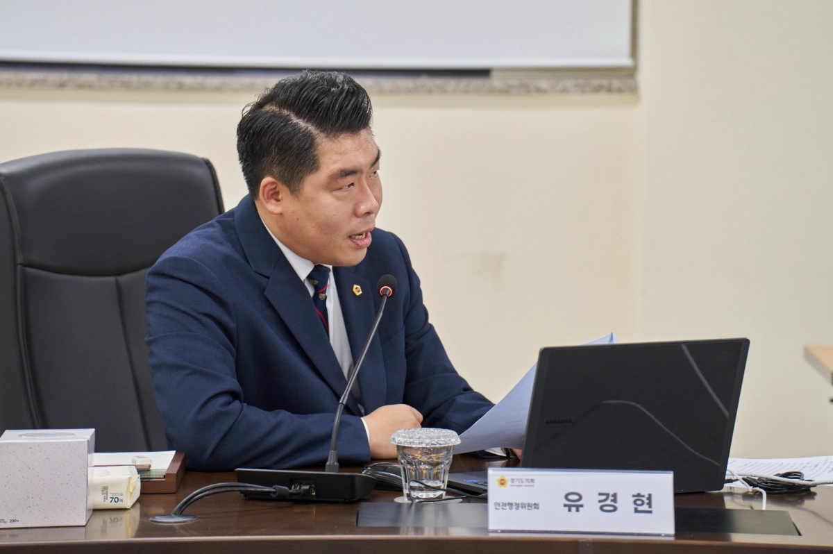 유경현 의원이 12일 경기소방재난본부에 대한 행정사무감사에서 피감기관을 상대로 질의하고 있다.(사진=경기도의회)