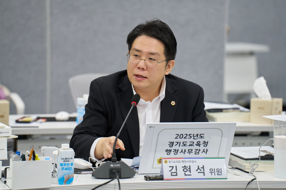 김현석 의원이 14일 열린 광명,군포·의왕,안양·과천교육지원청 대상 행정사무감사에서 피감기관을 상대로 질의하고 있다.(사진=경기도의회)