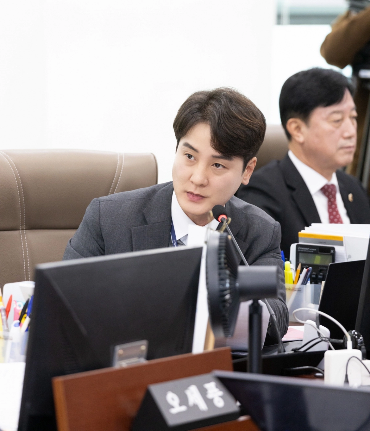 김일중 의원이 14일 경기도교육청 행정국을 대상으로 한 행정사무감사에서 피감기관을 상대로 질의하고 있다.(사진=경기도의회)