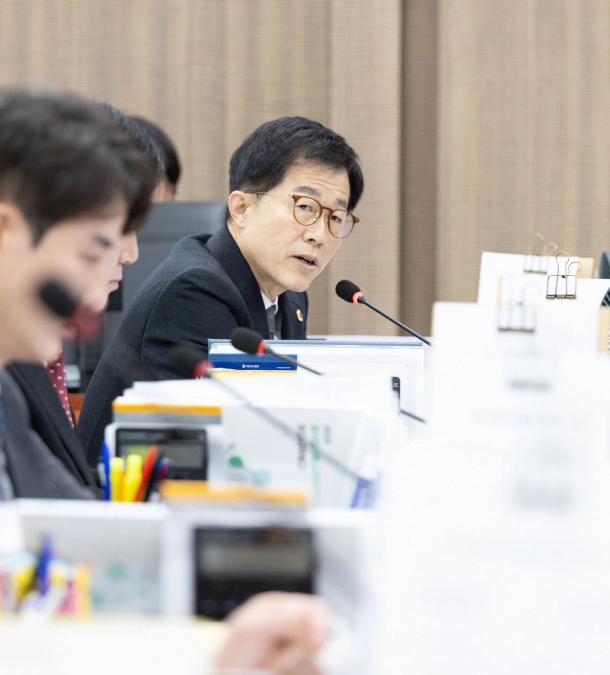 김근용 의원이 14일 경기도교육청 운영지원과·행정국·안전교육관을 대상으로 열린 행정사무감사에서 피감기관을 상대로 질의하고 있다.(사진=경기도의회)