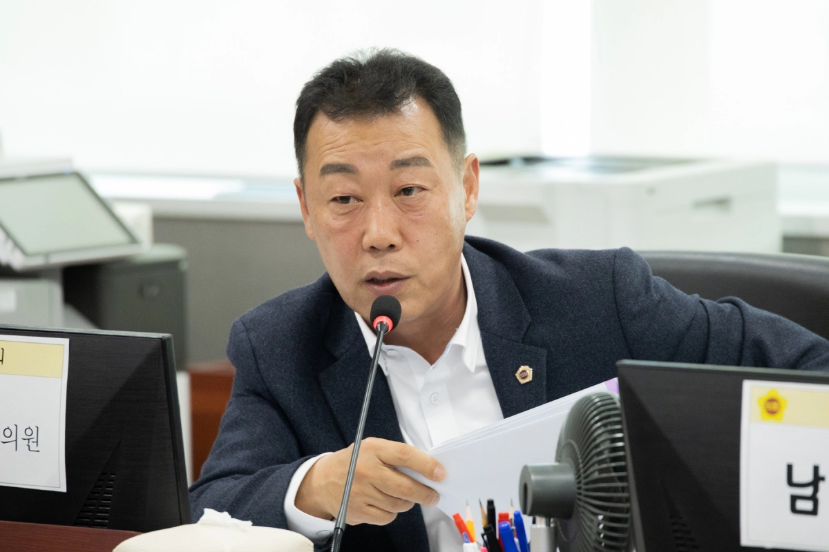 이용호 의원이 14일 제387회 정례회 제6차 행정사무감사에서 피감기관을 상대로 질의하고 있다.(사진=경기도의회)