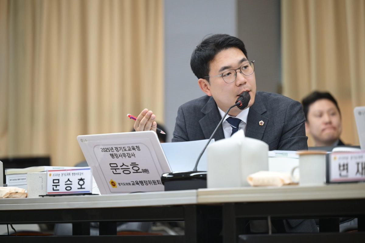 문승호 의원이 14일 경기도교육청 운영지원과, 행정국, 안전교육관을 대상으로 진행한 행정사무감사에서 피감기관을 상대로 질의하고 있다.(사진=경기도의회)