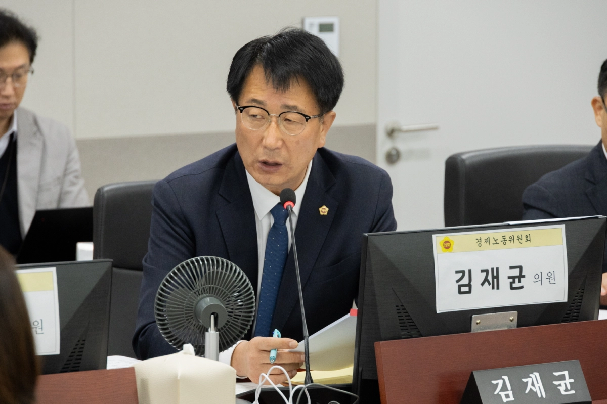 김재균 의원이 14일 경제노동위원회 소관 실·국 및 공공기관에 대한 2025년도 행정사무감사 종합감사에서 피감기관을 상대로 질의하고 있다.(사진=경기도의회)