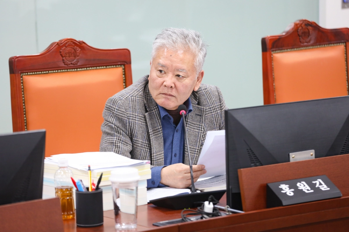 홍원길 의원이 14일진행된 경기관광공사ㆍ한국도자재단 행정사무감사에서 피감기관을 상대로 질의하고 있다.(사진=경기도의회)