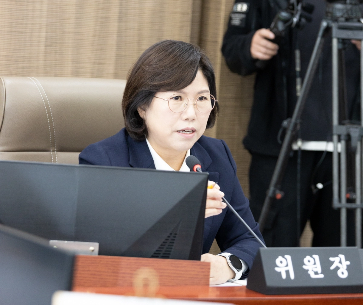 이애형 위원장이 14일 경기도교육청 행정국·운영지원과·안전교육관에 대한 2025년도 행정사무감사에서 피감기관을 상대로 질의하고 있다.(사진=경기도의회)