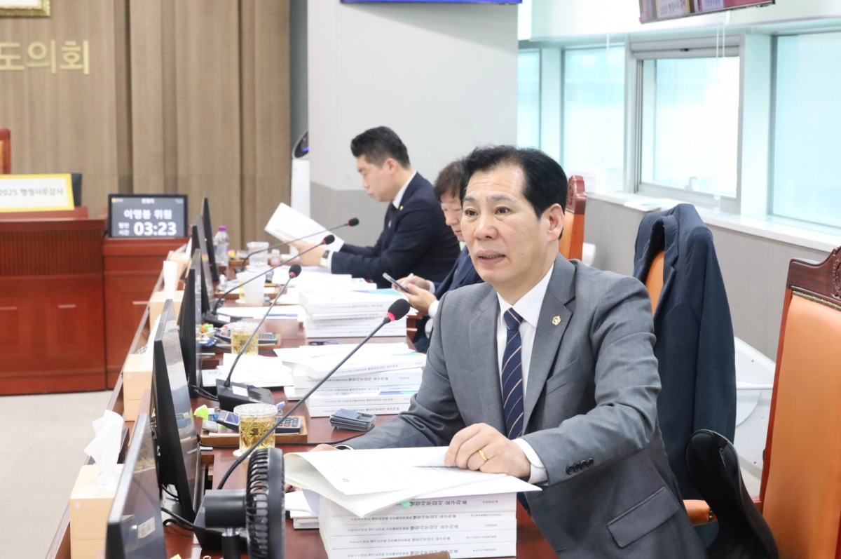 이영봉 의원이 11월 14일 열린 2025년 경기도 안전관리실 행정사무감사에서 피감기관을 상대로 질의하고 있다.(사진=경기도의회)
