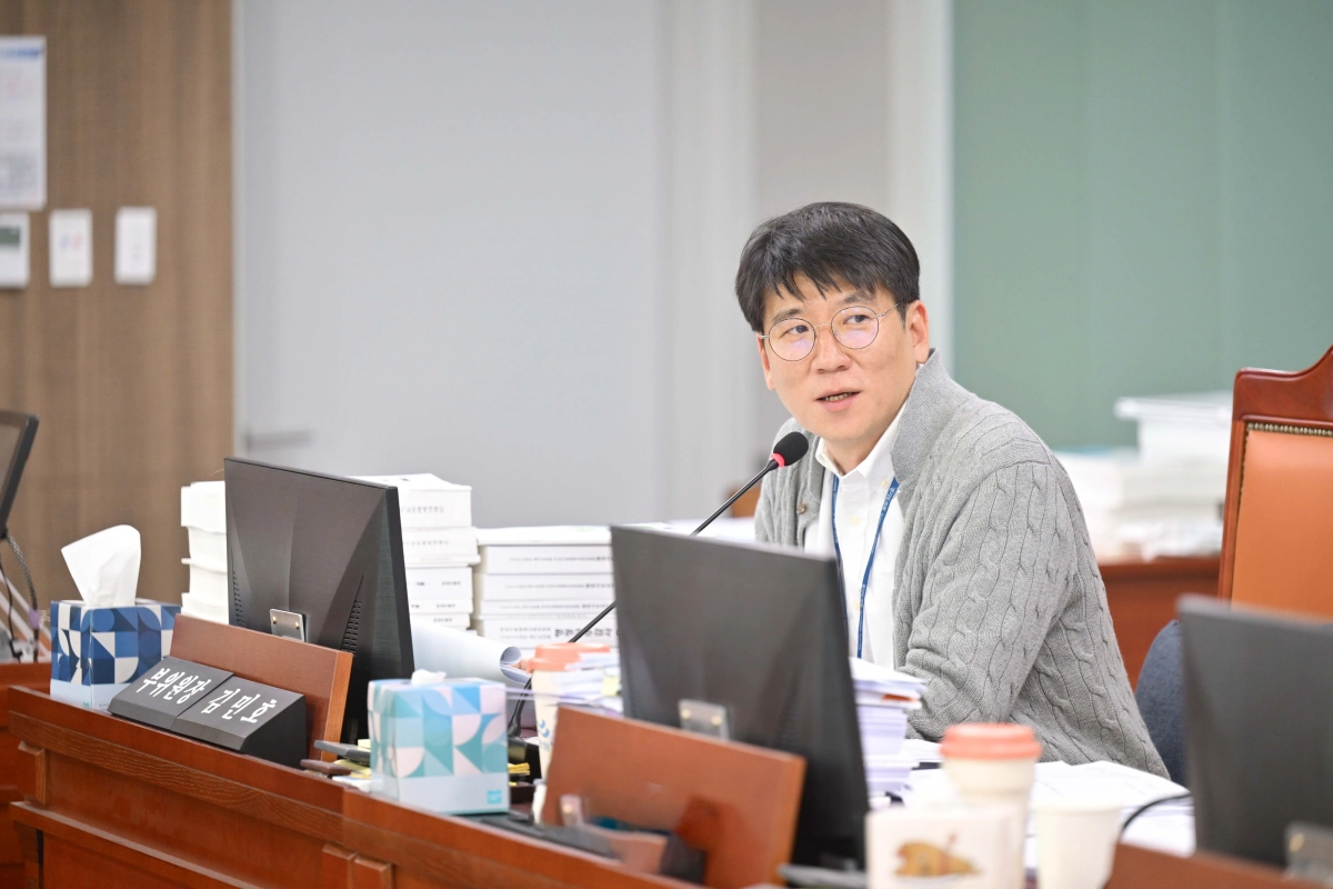 김민호 의원이 14일 열린 행정사무감사에서 피감기관을 상대로 질의하고 있다.(사진=경기도의회)