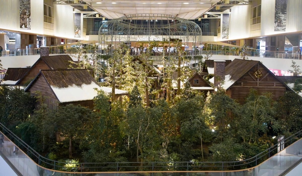 서울 영등포구 현대백화점 더현대 서울 내부에 조성된 크리스마스 마을의 모습. 뉴스1